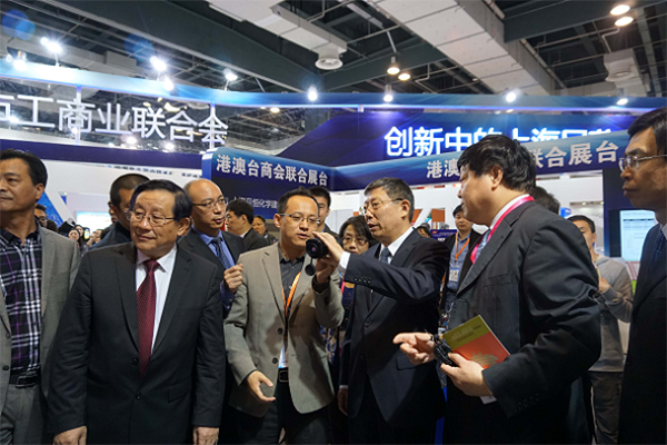 巨哥电子-上海市长杨雄莅临巨哥电子展位